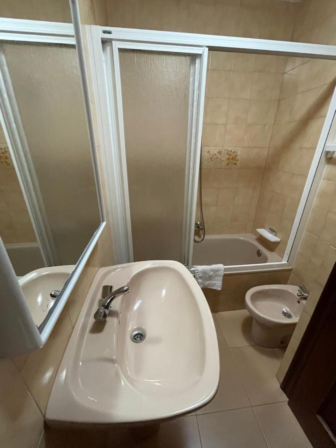 Hostal Restaurante Luz De Luna Villanueva De Arosa Εξωτερικό φωτογραφία